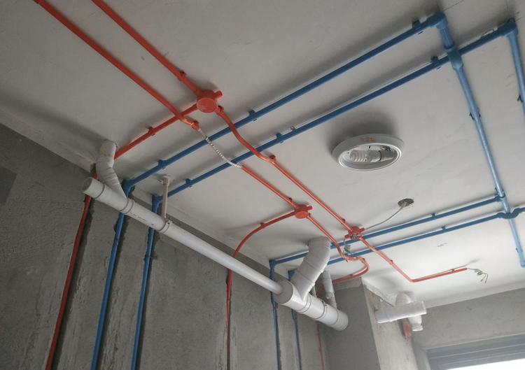 水電改造該走頂還是走地？老電工說出真相，恍然大悟！